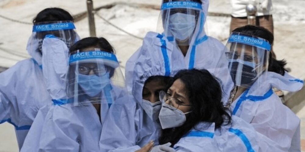 La India bate el récord de contagios y muertes por la C-19