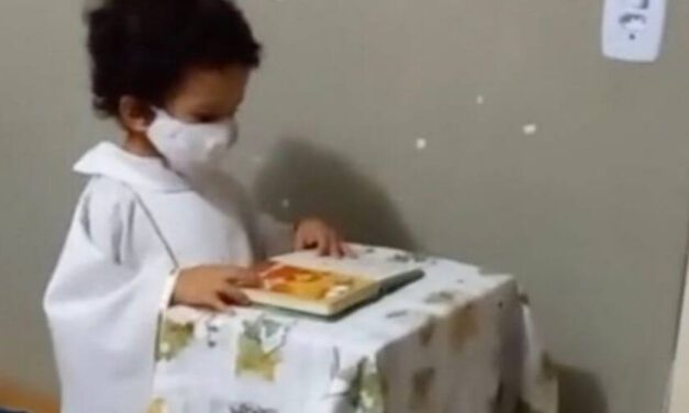 ✌️ Niño con hidrocefalia juega a ser sacerdote en su casa y celebra la Santa Misa ✌️
