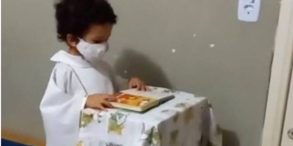 ✌️ Niño con hidrocefalia juega a ser sacerdote en su casa y celebra la Santa Misa ✌️