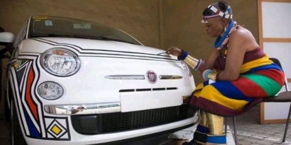 artista-sudafricana-de-85-años-demuestra-su-arte-pintando-autos-a-mano-auto-pintado-fiat-movidatuy.com