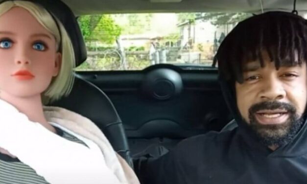 😮 El youtuber Jay Hefner vive feliz con sus 4 esposas de plástico 😮