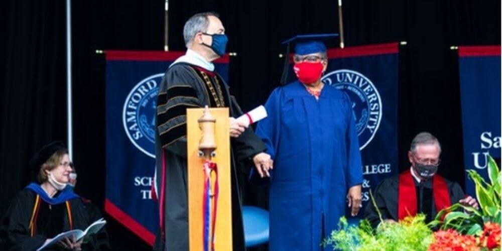 mujer-anciana-se-gradua-en-la-universidad-con-honores-a-los-78-años-vivian-recibiendo-diploma-movidatuy.com