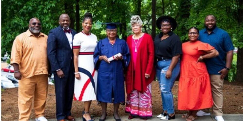 mujer-anciana-se-gradua-en-la-universidad-con-honores-a-los-78-años-vivian-y-familia-movidatuy.com