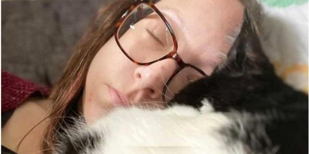 ✌️ Mujer con cáncer de mama sobrevive gracias a su gato ✌️
