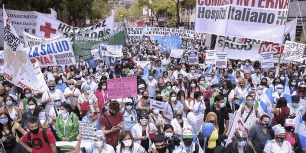 protestas-en-las-calles-de-buenos-aires-en-el-dia-internacional-de-la-enfermeria-enfermeria-Argentina-movidatuy.com