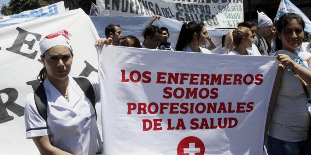 Protestas en las calles de Buenos Aires en el Día Internacional de la Enfermería