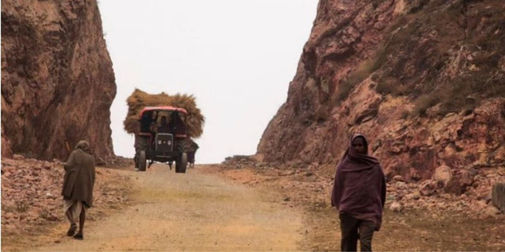 un-anciano-en-india-mueve-montaña-con-martillo-para-abrir-un-camino-de-su-pueblo-al-hospital-labor-montaña-movidatuy.com