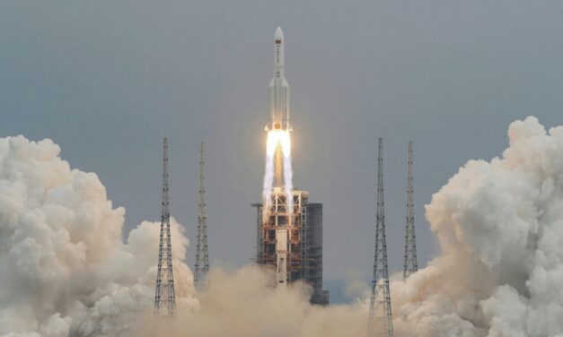 China envía con éxito misión para llevar astronautas a su próxima estación espacial