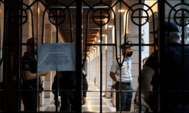 En Atenas arrestan a un sacerdote tras ataque con ácido a obispos