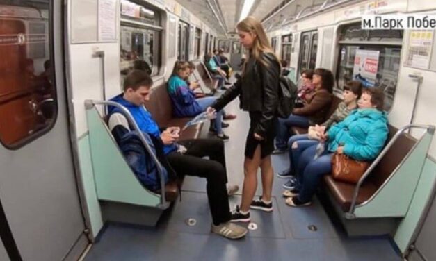 😮 Mujer rusa lanza cloro en la entrepierna de hombres en el metro cortando el “manspread” 😮