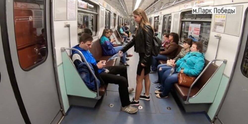 😮 Mujer rusa lanza cloro en la entrepierna de hombres en el metro cortando el “manspread” 😮