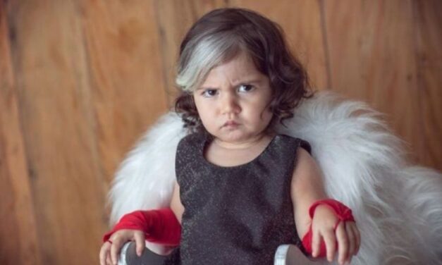 ✌️ Niña nace con lunar de canas en su cabello y la disfrazan de Cruella ✌️