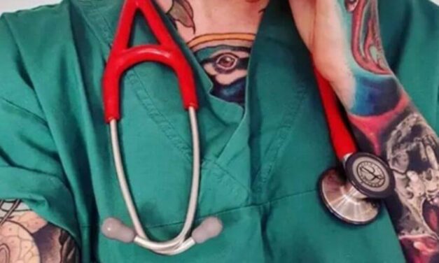 ✌️ Doctora llena de tatuajes los luce orgullosa para acabar con los estereotipos ✌️