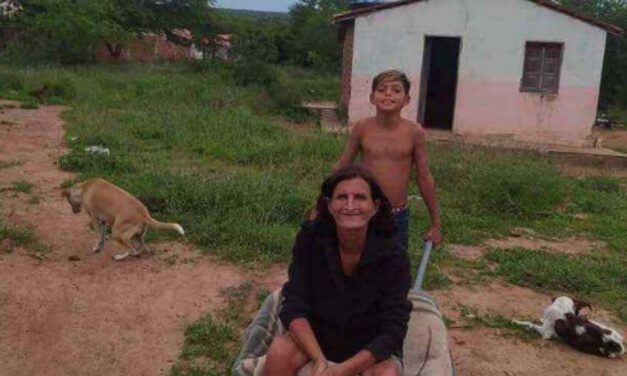 ✌️ Niño de 12 años realiza trabajos duros en la calle para ayudar a su madre adoptiva ✌️