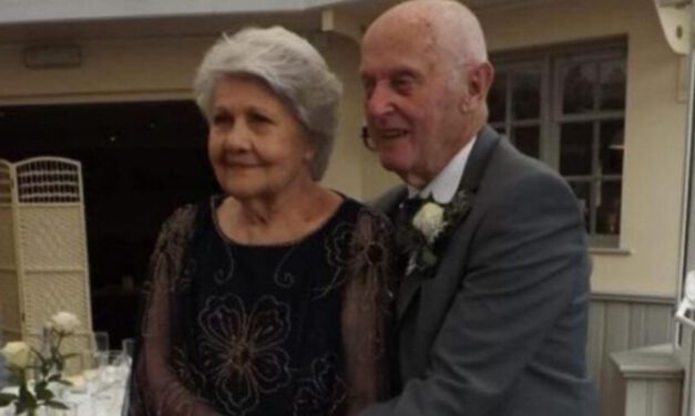 ✌️ Pareja de ancianos se casan después de haberse conocido mediante una aplicación de citas ✌️