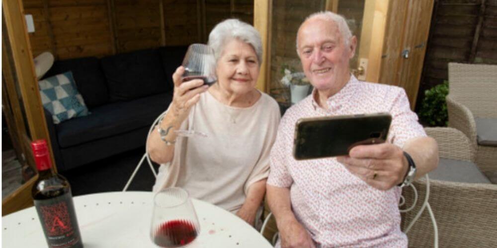 pareja-ancianos-se-casan-después-de-haberse-conocido-mediante-una-aplicacion-de-citas-freda-y-euan-movidatuy.com