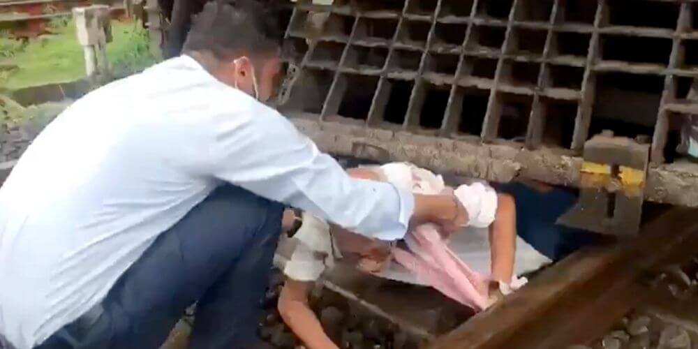 rescatan-a-anciano-atrapado-debajo-de-un-tren-en-india-antes-de-ser-aplastado-rescate-movidatuy.com