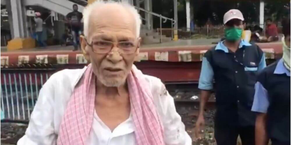 😮 Rescatan a anciano atrapado debajo de un tren en India antes de ser aplastado 😮