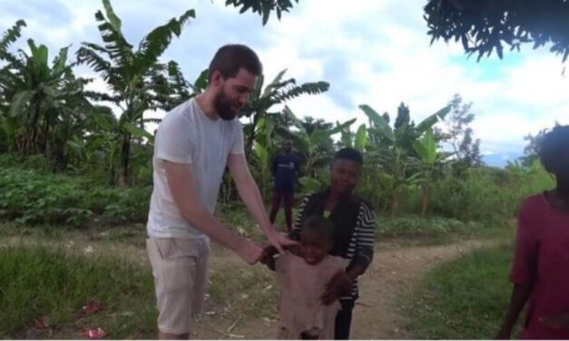 😮 Una niña africana entró pánico y rompió en llanto al ver a un hombre blanco por primera vez 😮