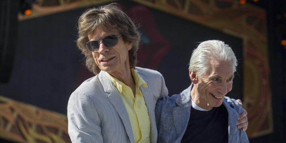 fallece-a-los-80-años-charlie-watts-el-legendario-baterista-de-the-rolling-stones-charlie-watts-y-mick-jagger-movidatuy.com