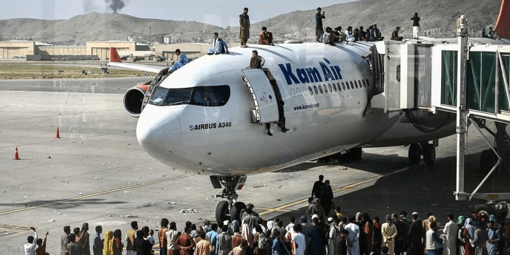 Kabul: caos y muertes en el aeropuerto por miedo a los talibanes