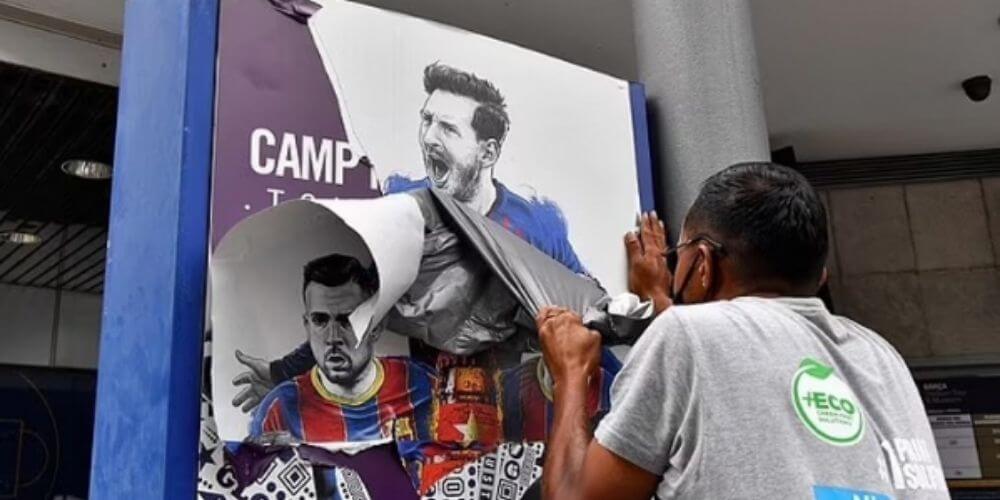 😮 Quitan el rostro de Messi de los afiches del estadio del Barcelona tras su retirada 😮