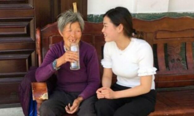 ✌️ Mujer que adoptó una bebé abandonada hace 25 años ahora recibe regalo de ella ✌️
