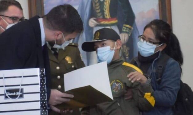 ✌️ Regalan prótesis a niño discapacitado que fue elegido como adiestrador de perros ✌️