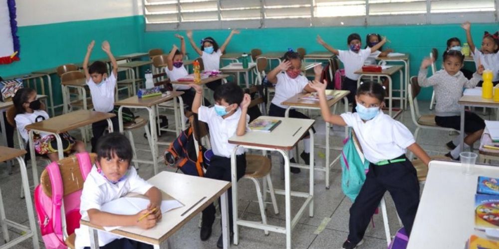 ✅ Estudiantes regresaron a clases este lunes de manera segura ✅