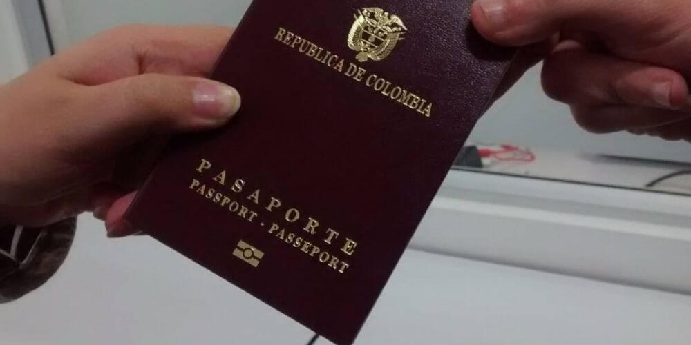 guia-practica-para-sacar-el-pasaporte-colombiano-entrega-de-pasaporte-movidatuy.com