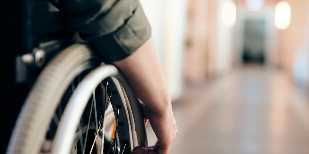 requisitos-para-obtener-el-certificado-de-discapacidad-persona-en-silla-de-ruedas-movidatuy.com
