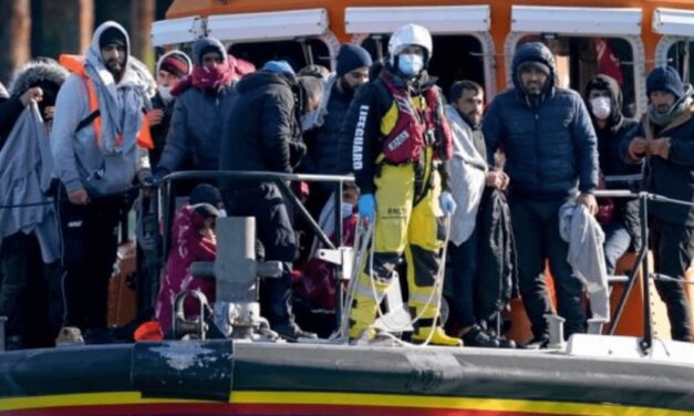Aproximadamente un millar de inmigrantes intentan llegar a Reino Unido