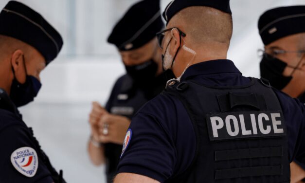 Francia: un policía fue apuñalado por un hombre que invocó al profeta