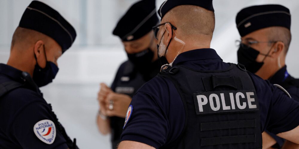Francia: un policía fue apuñalado por un hombre que invocó al profeta