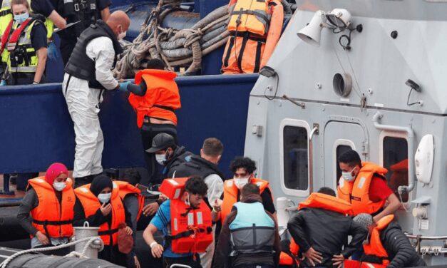Mueren al menos 27 inmigrantes en el Canal de la Mancha