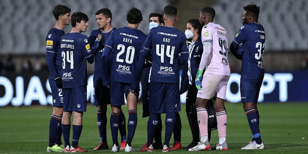 Ómicron: 13 posibles casos detectados entre futbolistas del Club Belenenses en Portugal
