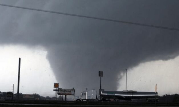 Aproximadamente 70 muertos en Estados Unidos por una veintena de tornados