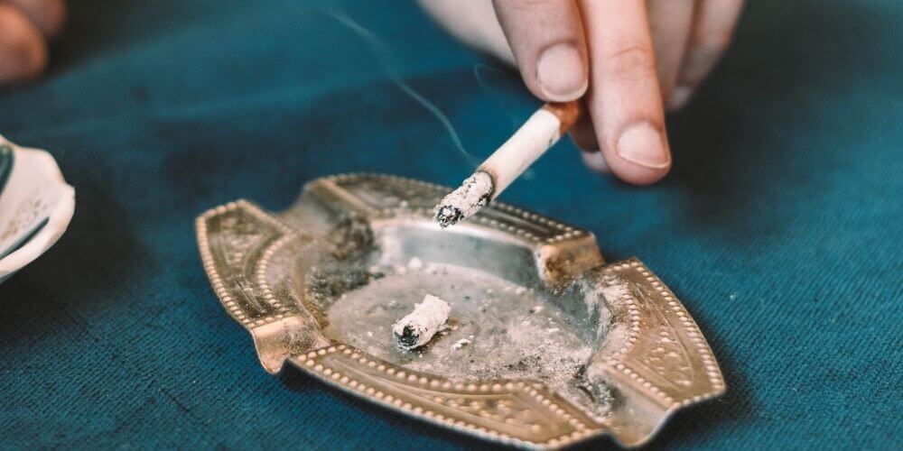 en-nueva-zelanda-prohibiran-el-cigarrillo-a-las-generaciones-futuras-persona-fumando-movidatuy.com