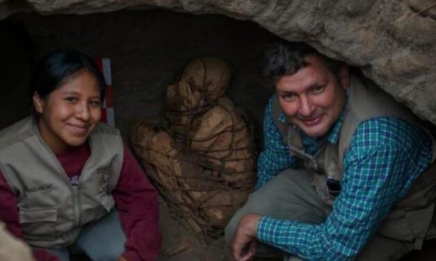 😮 Investigadores encuentran una momia de 800 años en Perú con las manos atadas 😮