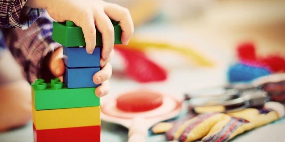 gobierno-de-qatar-prohibe-la-venta-de-juguetes-con-colores-de-la-bandera-del-movimiento-LGBTQ-colores-arcoiris-movidatuy.com