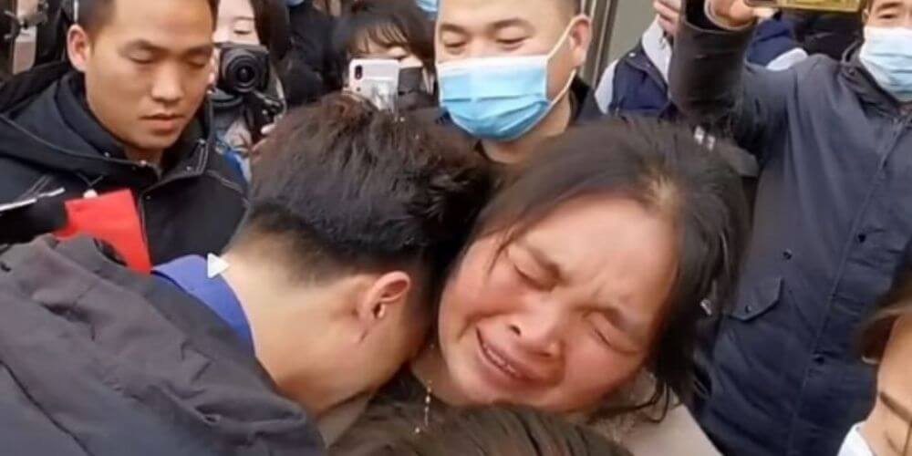 hombre-se-reencuentra-con-su-madre-luego-de-haber-sido-secuestrado-hace-33-años-li-jingwei-movidatuy.com