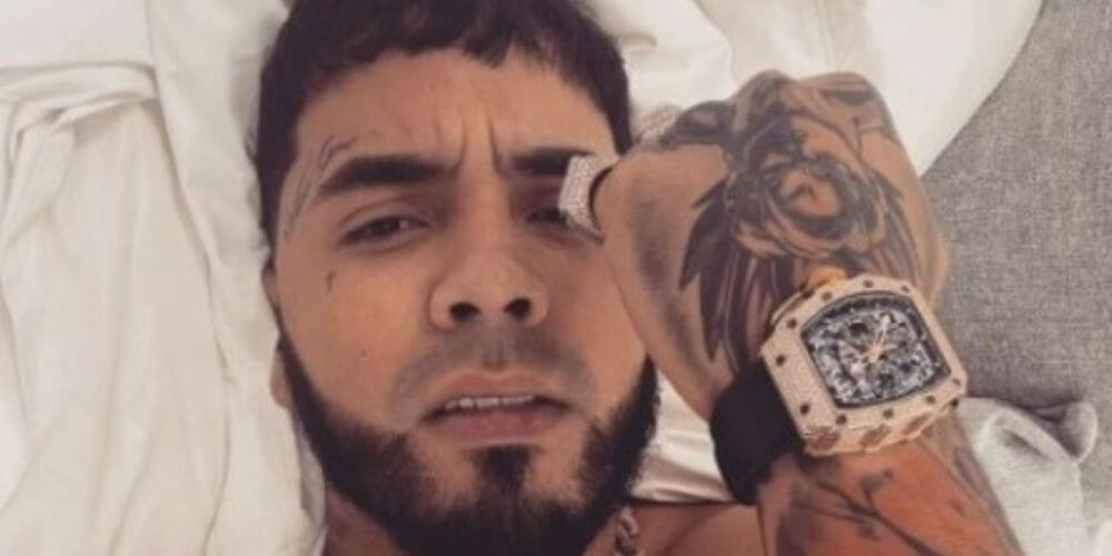 anuel-AA-borra-su-tatuaje-del-rostro-de-karol-G-en-su-espalda-para-enfocarse-en-su-nueva-relacion-declaraciones-anuel-movidatuy.com