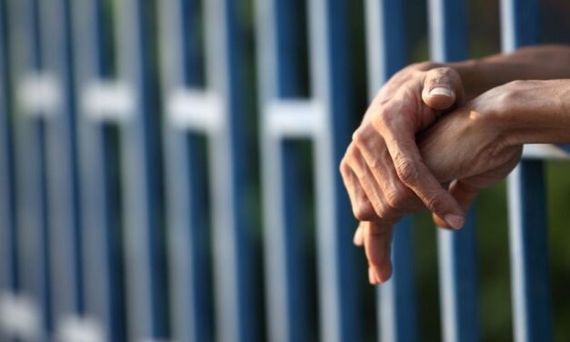 Dos adultos mayores apresados por protestar bajo monto de pensiones
