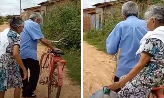 ✌️ Este anciano lleva cada día a su esposa en su bicicleta en el barrio donde viven ✌️