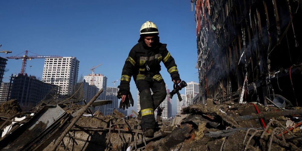 bombardeo-a-un-centro-comercial-en-kiev-deja-un-saldo-de-cuatro-muertos-y-un-herido-bombero-labores-rescate-movidatuy.com