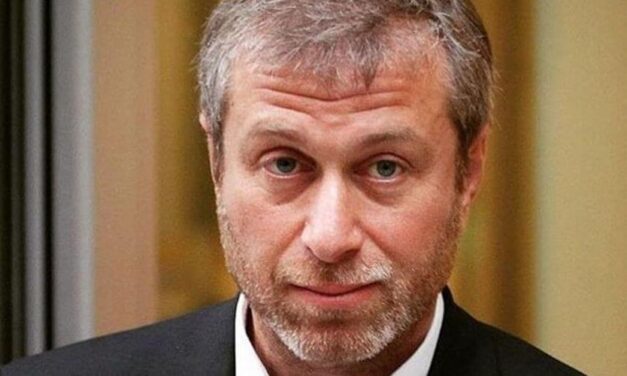Multimillonario ruso Roman Abramovich pudo haber sido envenenado durante las negociaciones de paz