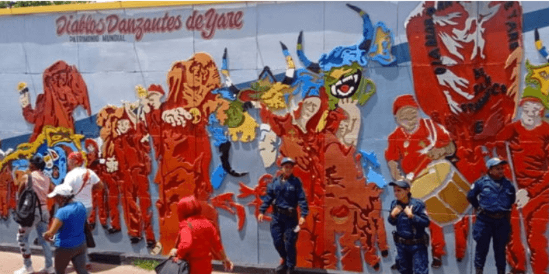 fachadas-del-casco-central-de-yare-exhibio-mural-corpus-cristi-diablos-danzantes-de-yare