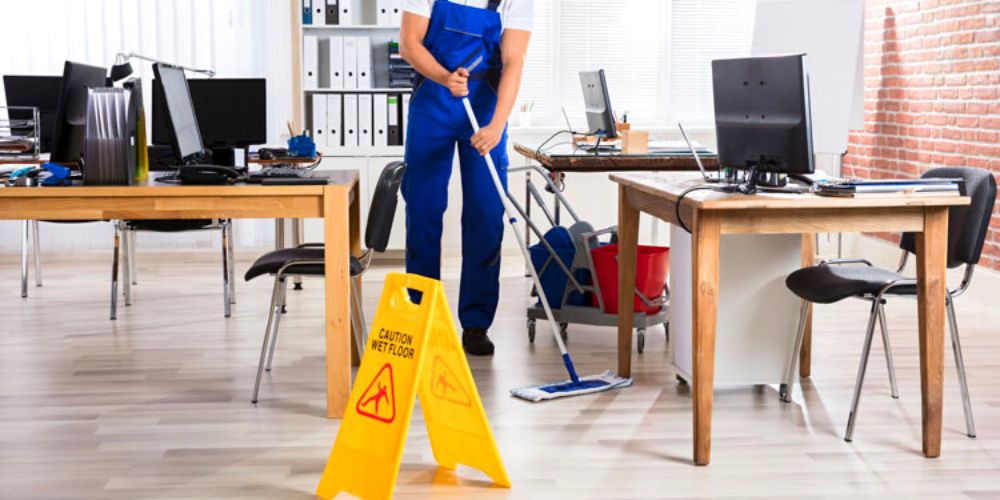 como-conseguir-el-mejor-resultado-en-un-servicio-de-limpieza-de-oficinas-experto-en-limpieza-limpiando-piso-de-oficina-tendencia-movidatuy.com