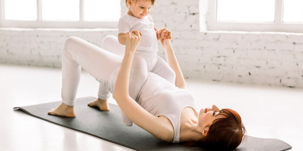 como-recuperar-la-figura-despues-del-parto-mama-haciendo-yoga-con-el-bebe-salud-movidatuy.com