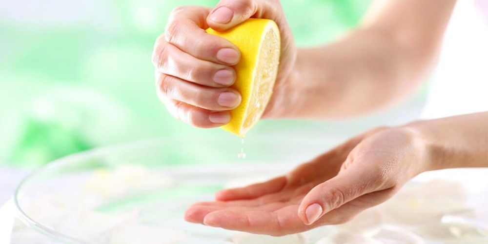 consejos-para-prevenir-el-envejecimiento-de-las-manos-exfoliante-de-limon-y-azucar-salud-movidatuy.com